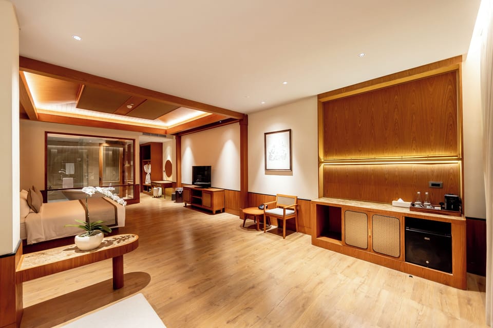 Executive Suite Room with Bathtub | Memory foam beds, minibar, in-room safe, desk