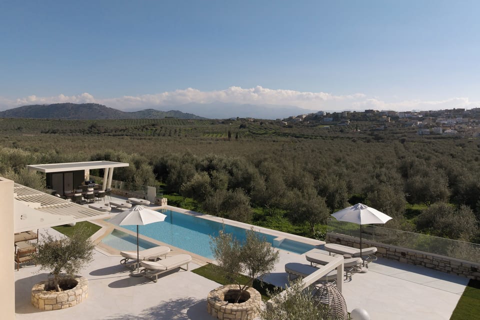 Nature and luxury are in perfect harmony on the unique pool terrace.