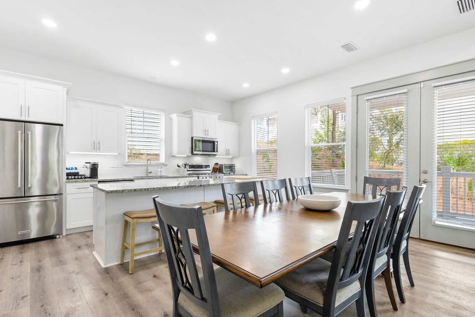 A spacious kitchen and dining area perfect for family feasts and cozy gatherings. 