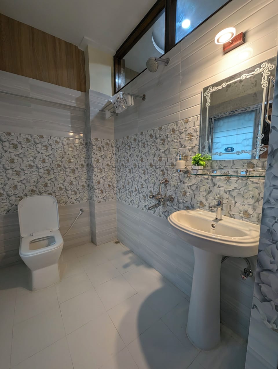 Deluxe Double Room, City View | Bathroom | Shower, towels