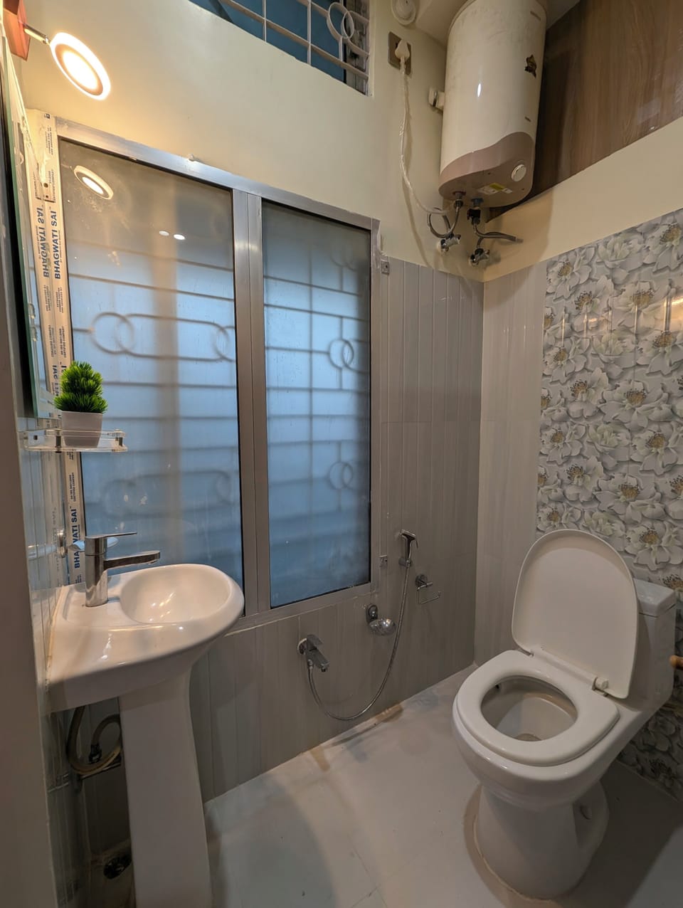 Executive Twin Room, City View | Bathroom | Shower, towels