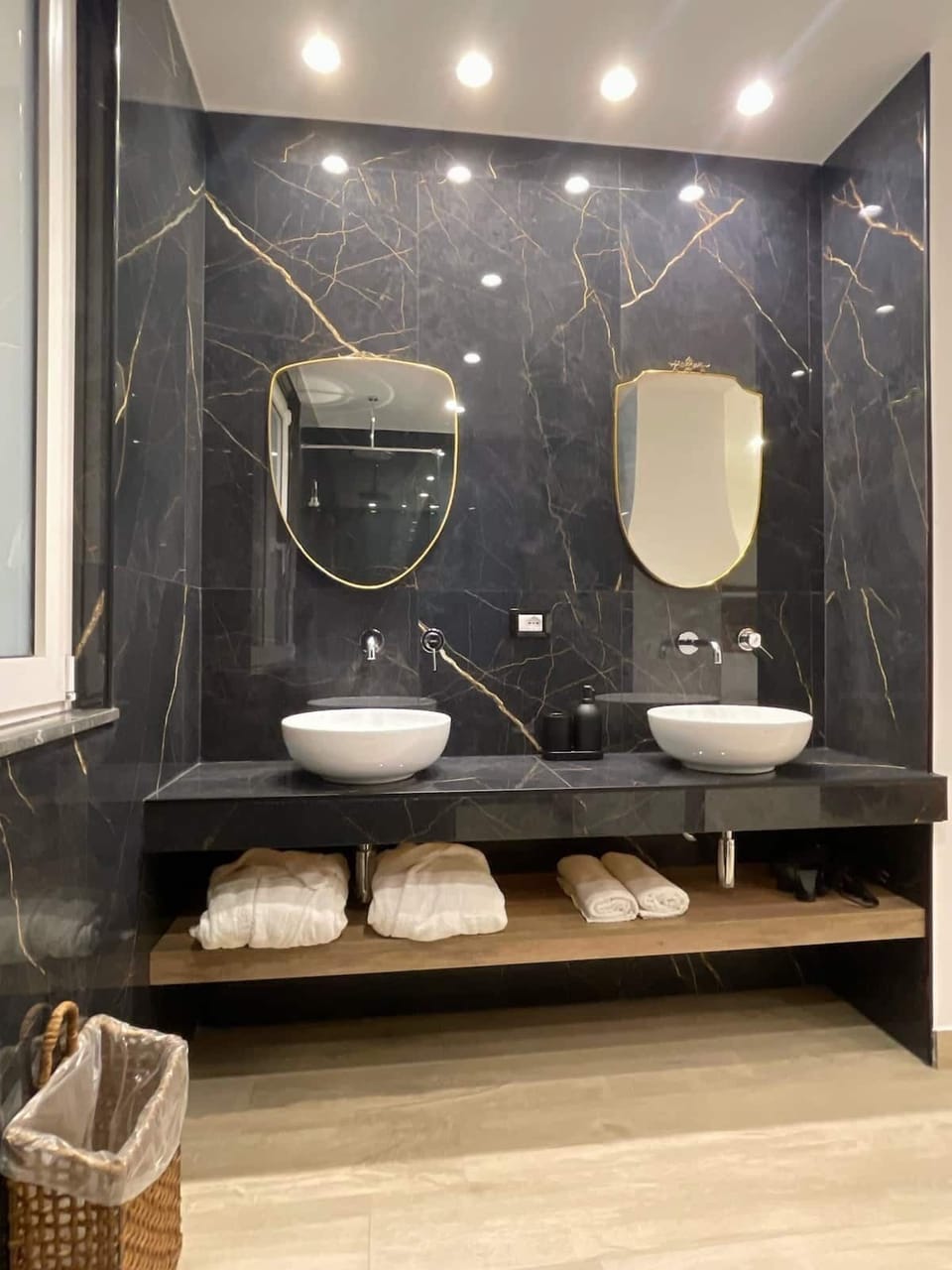 Luxury Double Room, Non Smoking, Jetted Tub | Bathroom | Hair dryer, bidet, towels, soap