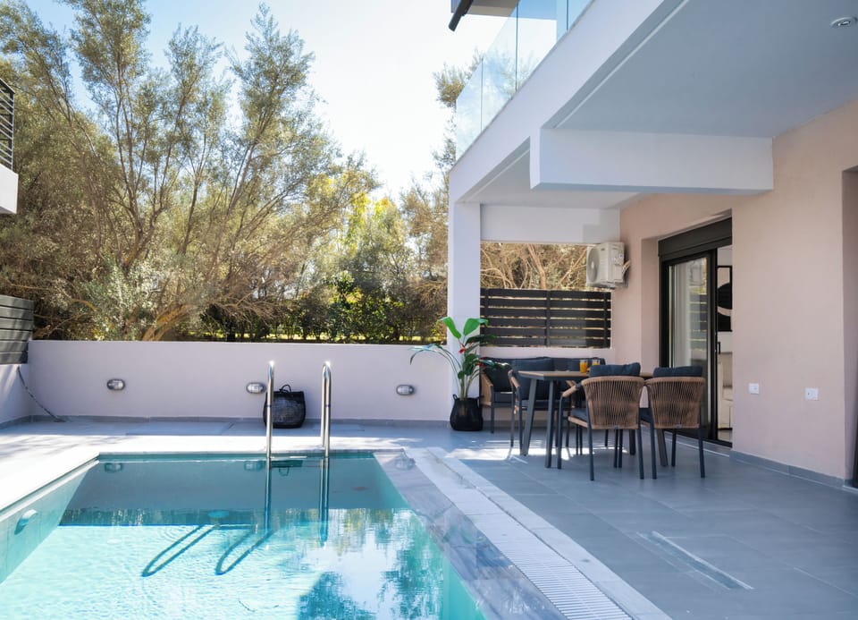 Deluxe Apartment, 1 Bedroom, Poolside | Terrace/patio