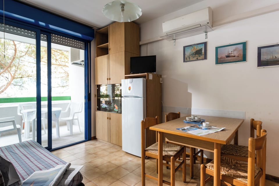 Apartment, 2 Bedrooms, Balcony | Dining