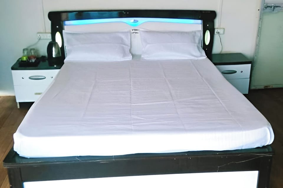 WiFi (free), bed sheets