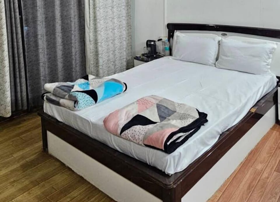 WiFi (free), bed sheets