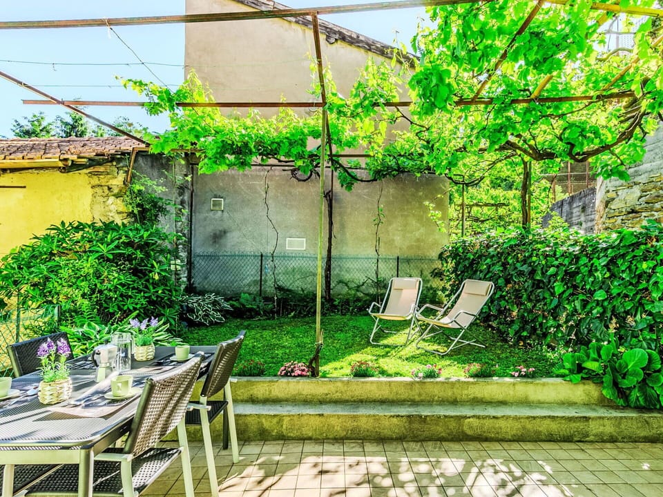 Green, Garden, Backyard, Outdoor Furniture, Chair, Yard, Outdoor Table, Shade, Courtyard, Landscaping