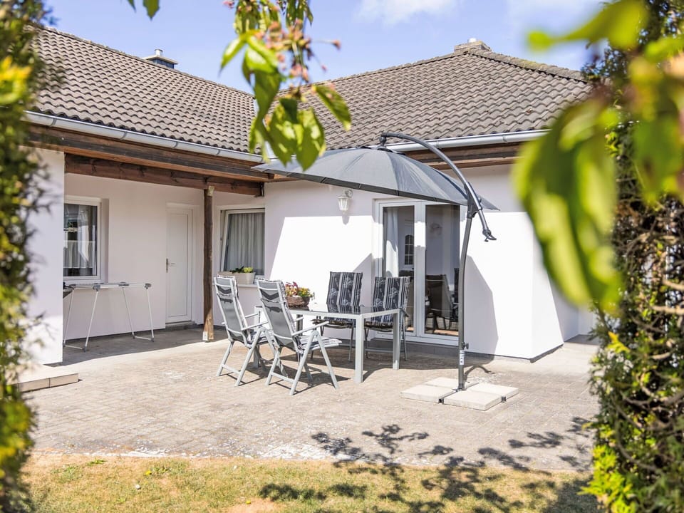 Roof, Architecture, Home, Composite Material, Shade, Cottage, Awning, Yard, Outdoor Structure, Daylighting