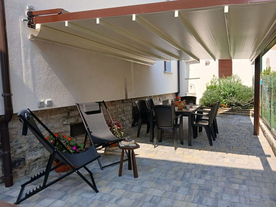 Awning, Flowerpot, Shade, Outdoor Structure, Houseplant, Patio, Wood Stain, Pergola, Outdoor Furniture, Courtyard