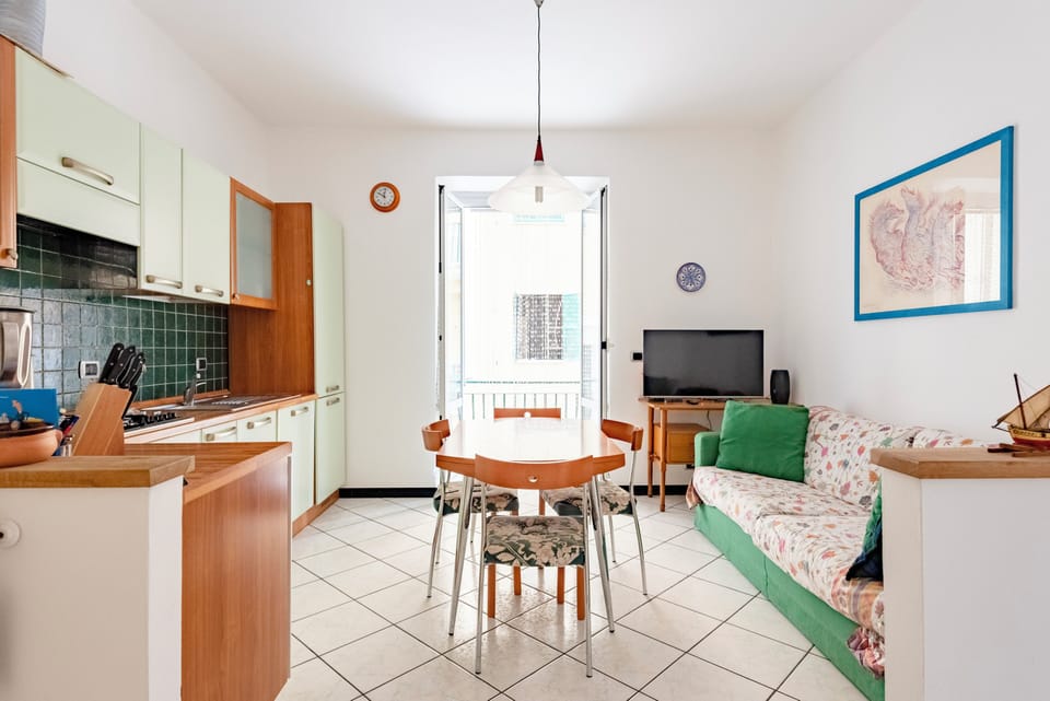 Apartment, 3 Bedrooms, Balcony | Living area | 32-inch LED TV with cable channels