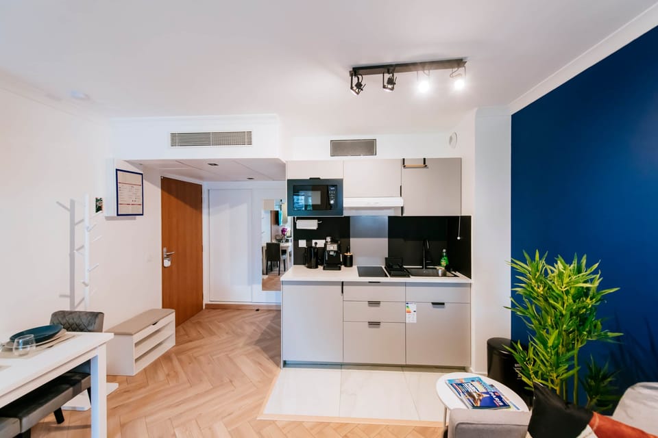 Kitchen & dining area