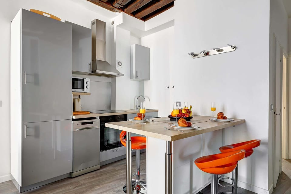 The kitchen is fully equipped to prepare a simple meal 