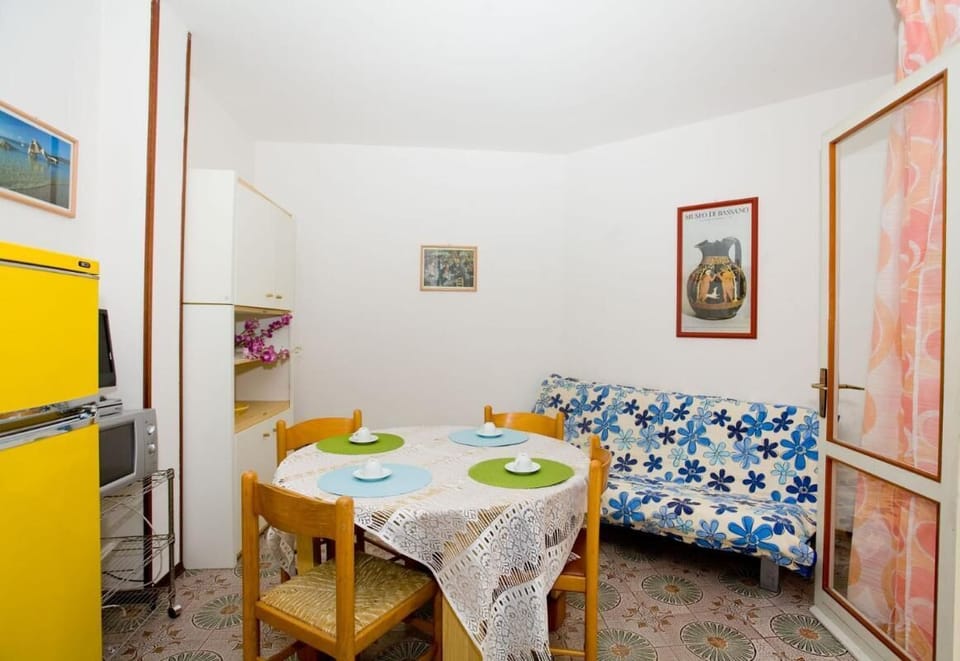 Apartment, 2 Bedrooms, Balcony, Garden View | Dining room