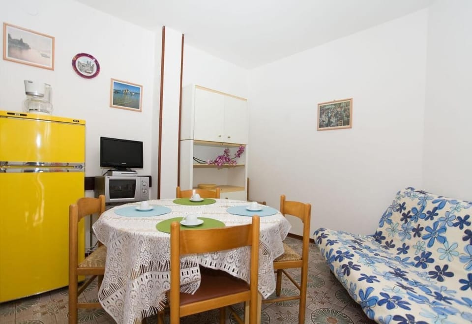 Apartment, 2 Bedrooms, Balcony, Garden View | Dining room
