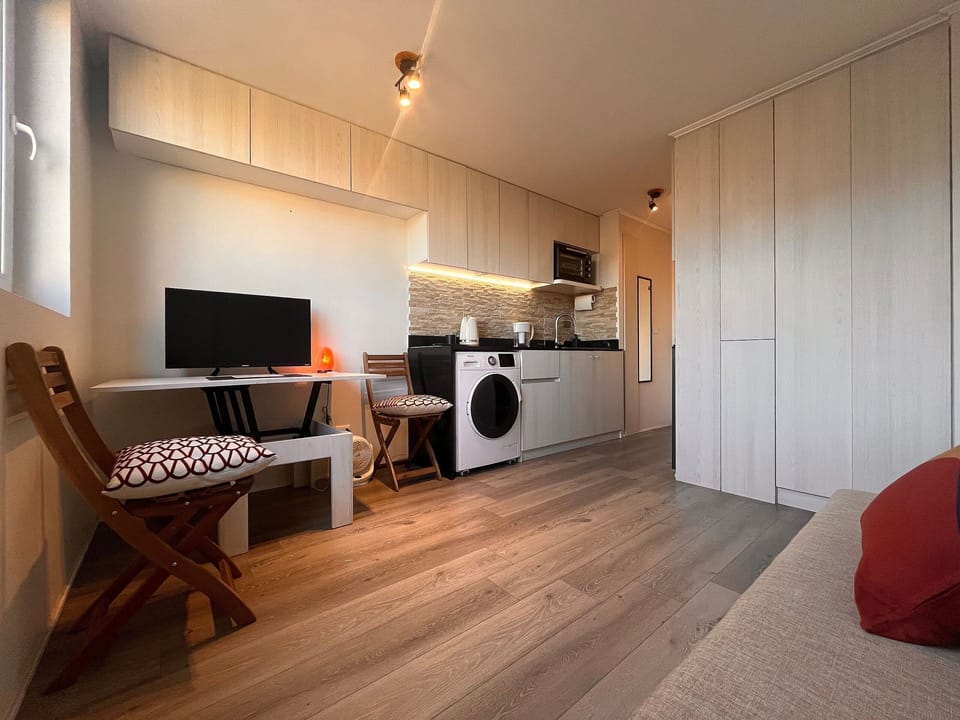 Apartment | Living area | Flat-screen TV