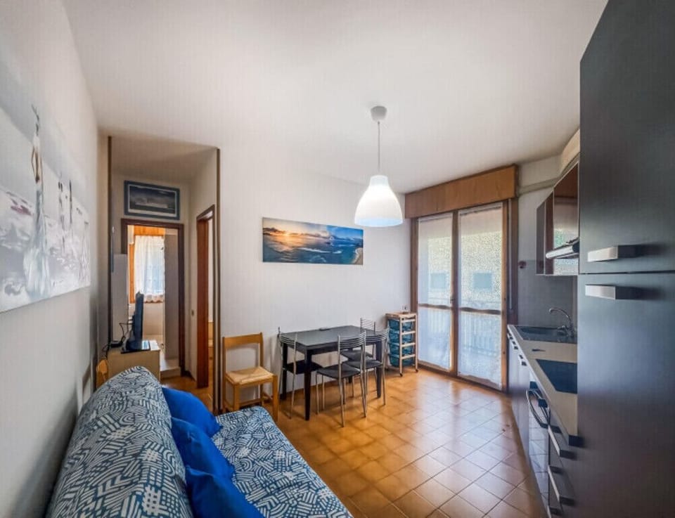 Apartment, 1 Bedroom, Balcony, City View | Living area
