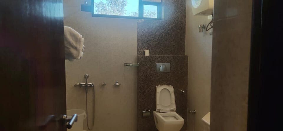 Deluxe Room | Bathroom | Shower, free toiletries, soap, shampoo