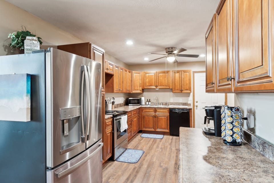 House, 4 Bedrooms | Private kitchen | Fridge, oven, stovetop, coffee/tea maker