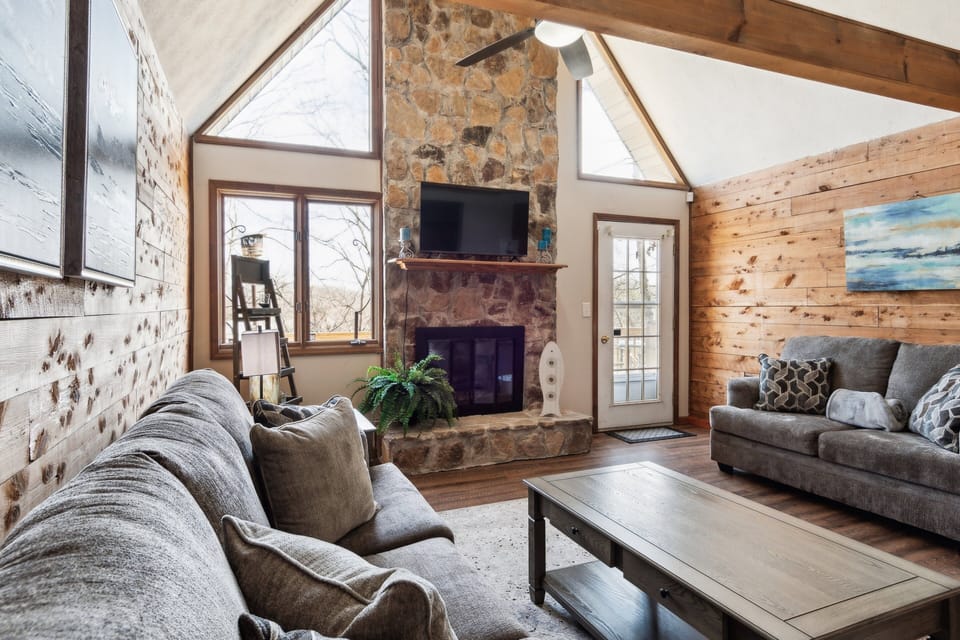 House, 4 Bedrooms | Living area | Smart TV