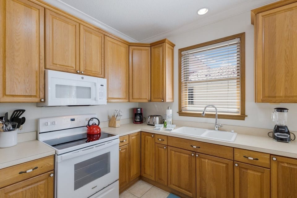 House, 3 Bedrooms | Private kitchen | Coffee/tea maker, fridge, oven, stovetop