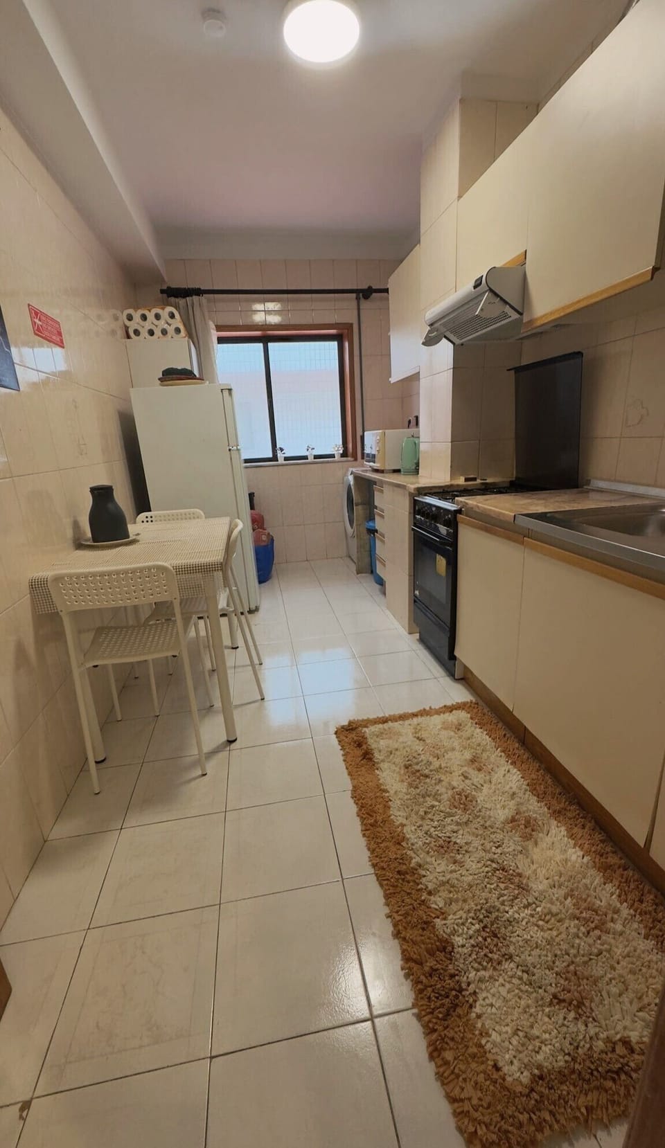 Full-size fridge, microwave, oven, stovetop