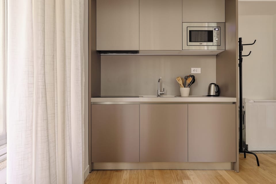 Studio | Private kitchen | Electric kettle, dining tables