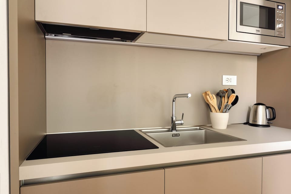 Studio | Private kitchen | Electric kettle, dining tables