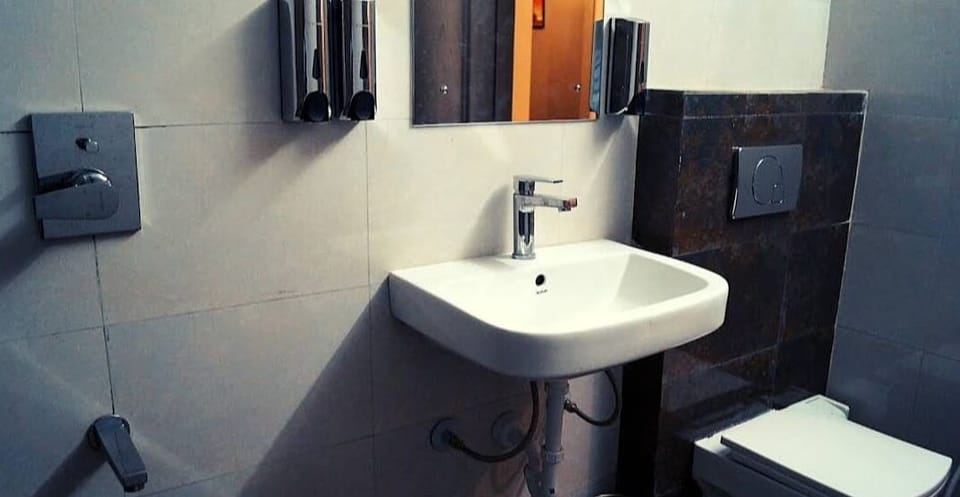Basic Room | Bathroom | Shower, towels, soap, shampoo