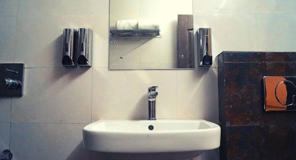 Basic Room | Bathroom | Shower, towels, soap, shampoo