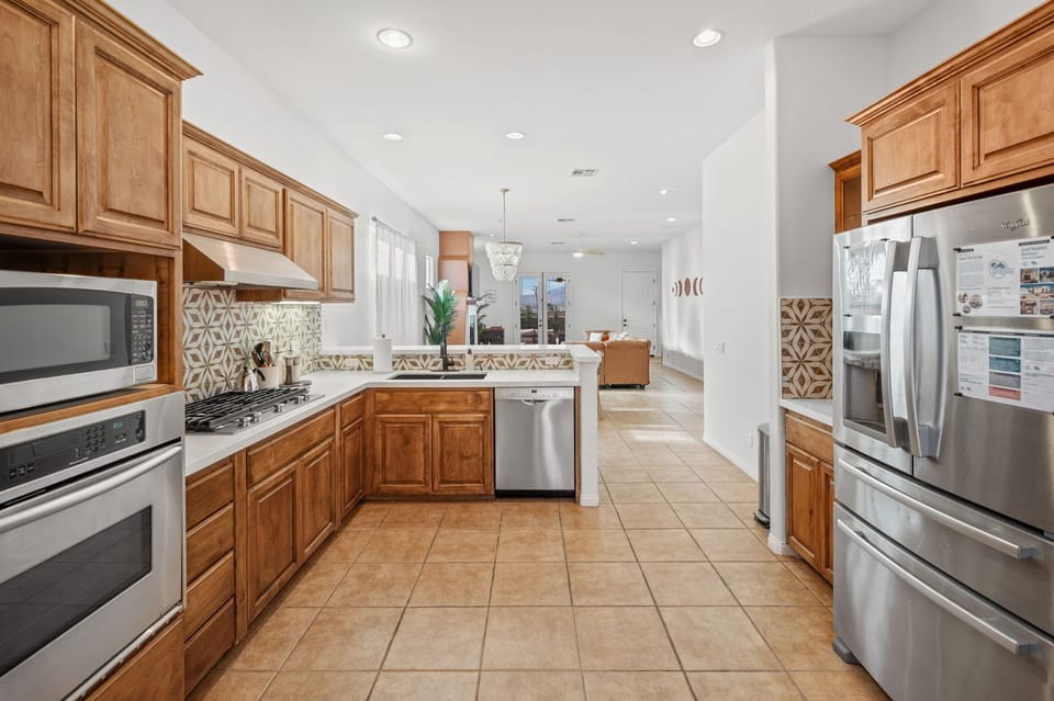 [Kitchen] Fully stocked & equipped