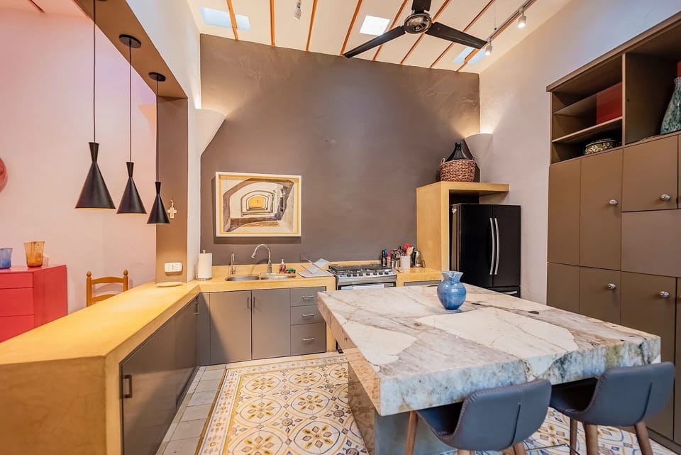 Full Kitchen Dining