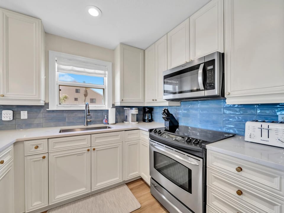 Gorgeous updated kitchen - new flooring, new quartz countertops, new backsplash