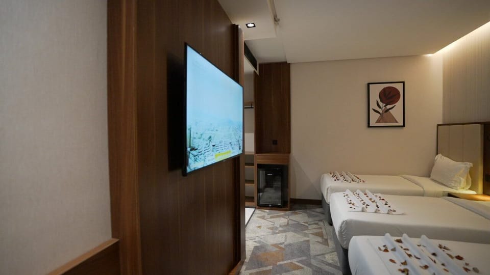 Standard Triple Room, 3 Twin Beds, Non Smoking | Desk, blackout drapes, soundproofing, WiFi (free)