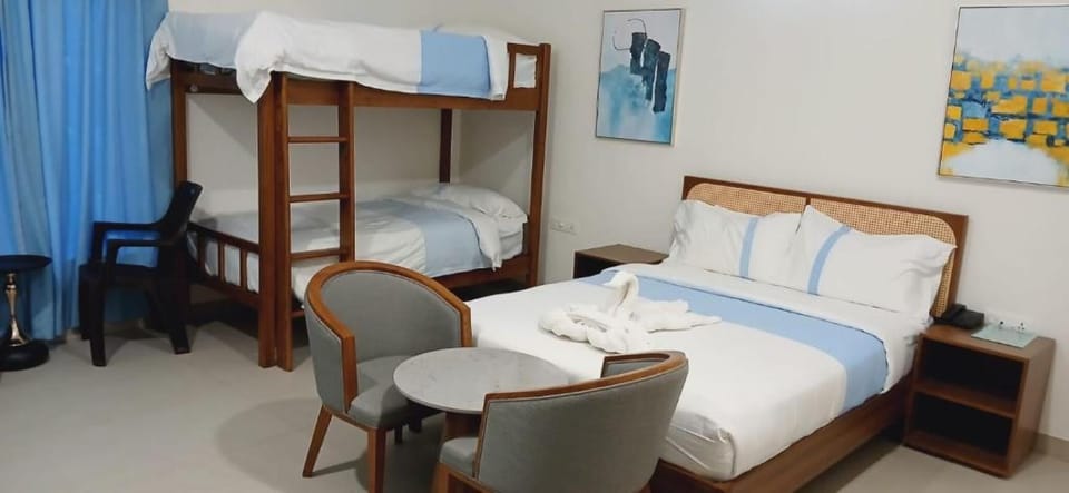 Family Room | Desk, free WiFi, bed sheets