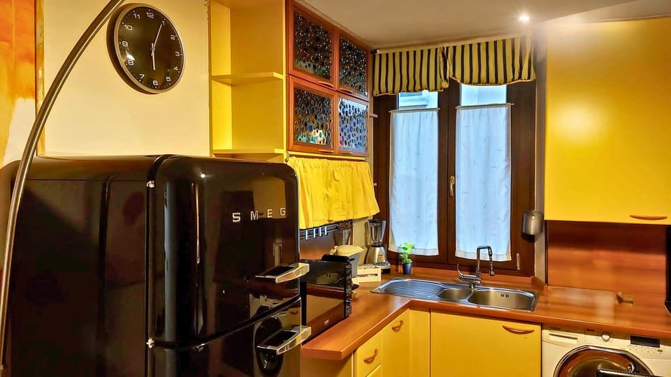 Full-size fridge, microwave, oven, stovetop