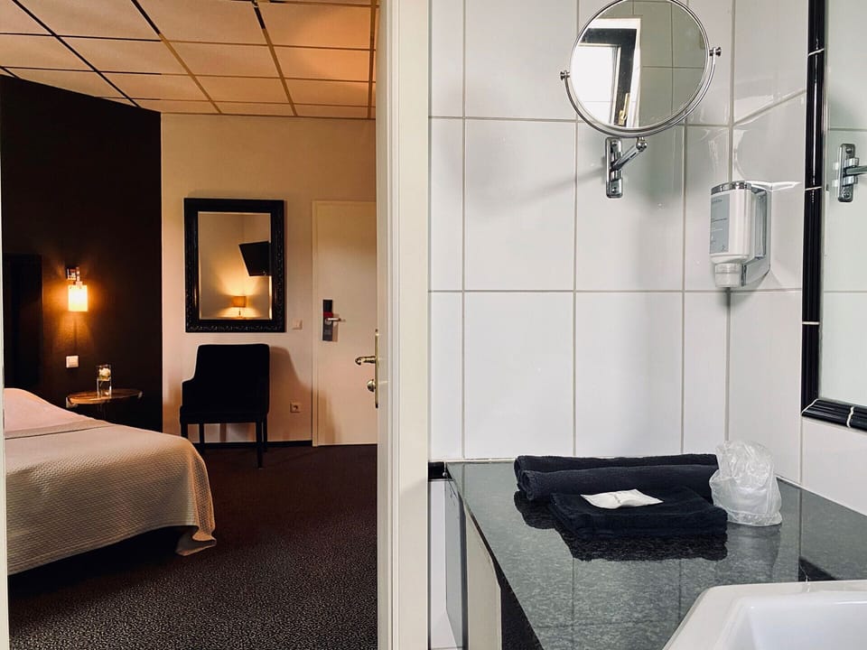 Double Room | Bathroom | Shower, free toiletries, hair dryer, towels