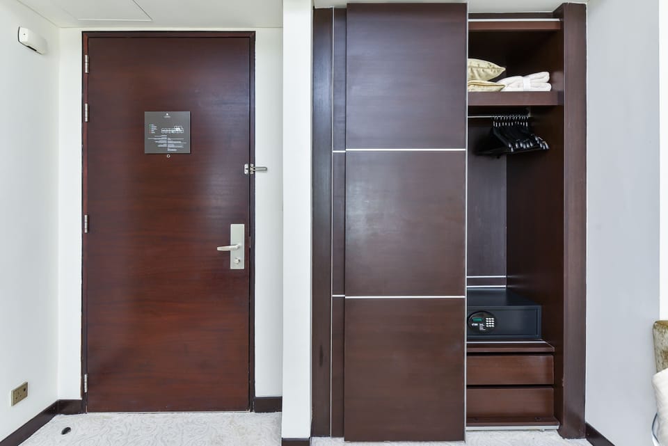 Secure, well-lit extra-wide extrance.  Spcacious closet with safe for storing personal belongings. 