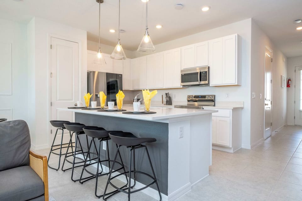Comfort Townhome | Private kitchen | Full-size fridge, microwave, oven, stovetop