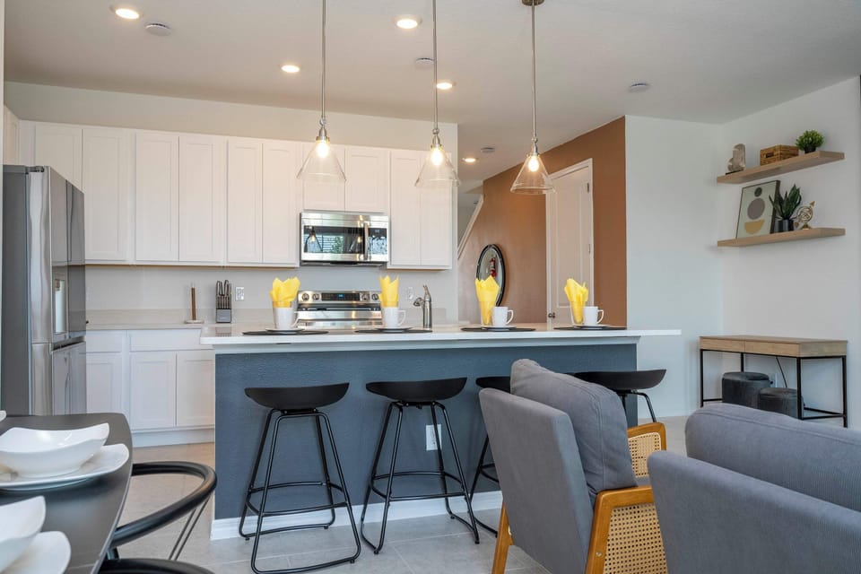 Comfort Townhome | Private kitchen | Full-size fridge, microwave, oven, stovetop
