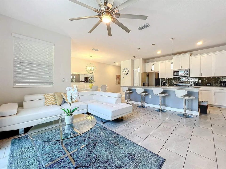 Superior Townhome | Living area