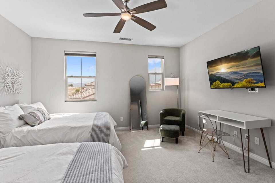 Cozy bedroom w/ twin beds, workspace & large window bringing in natural light