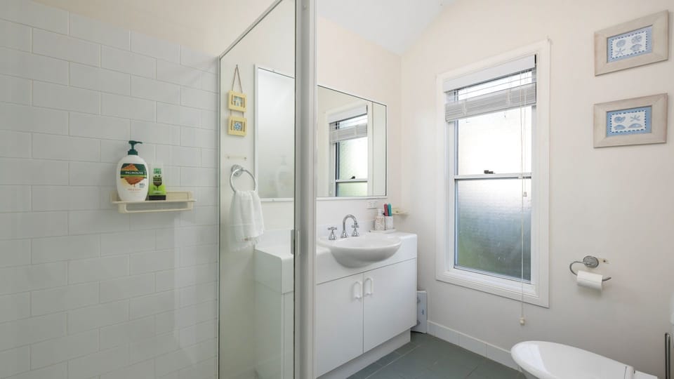 Ensuite - off main bedroom