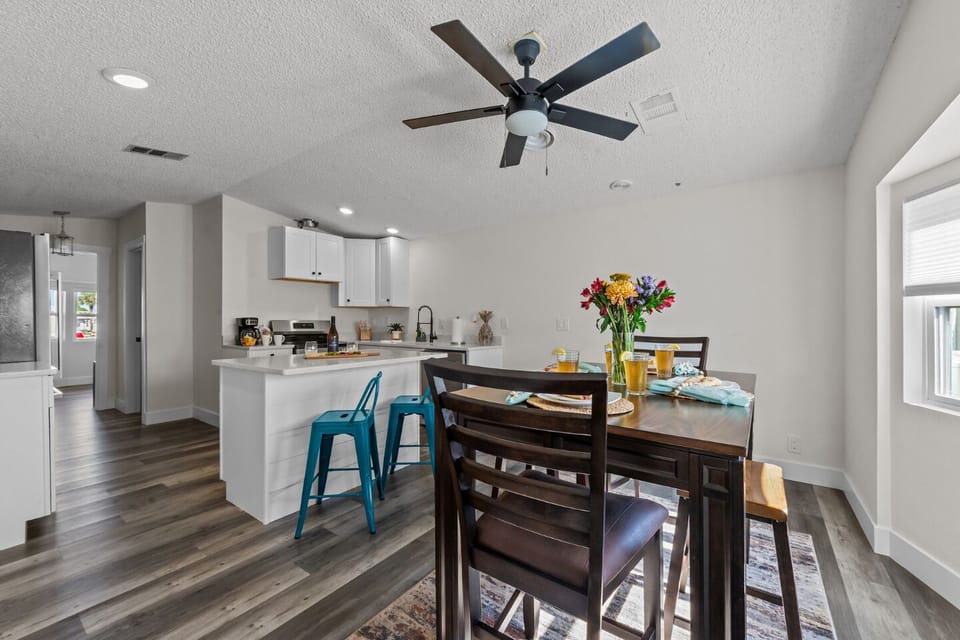 Bright and cheerful space for meals with friends and family, with vibrant decor and plenty of seating