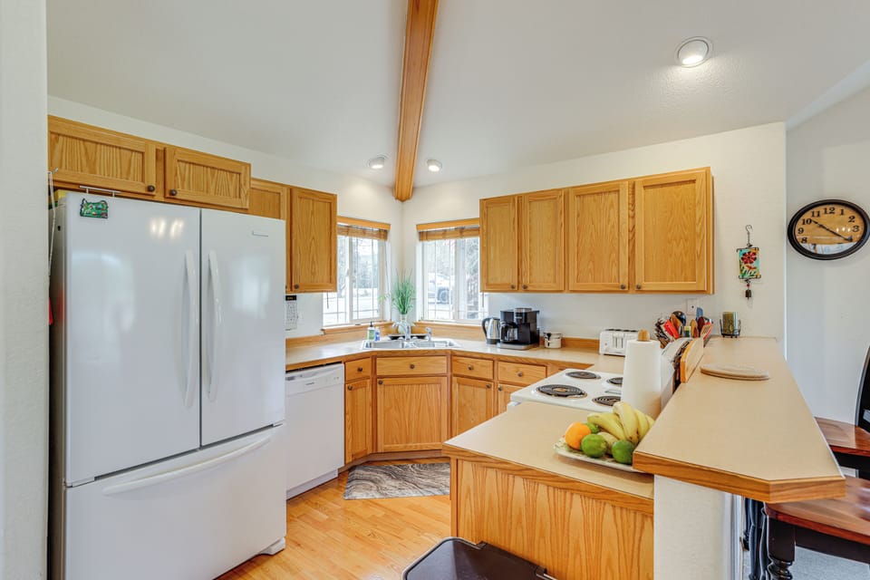 Kitchen | 1st Floor | Keurig K-Duo | Toaster | Electric Kettle