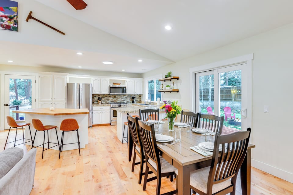 Dining Area | Dishware/Flatware Provided