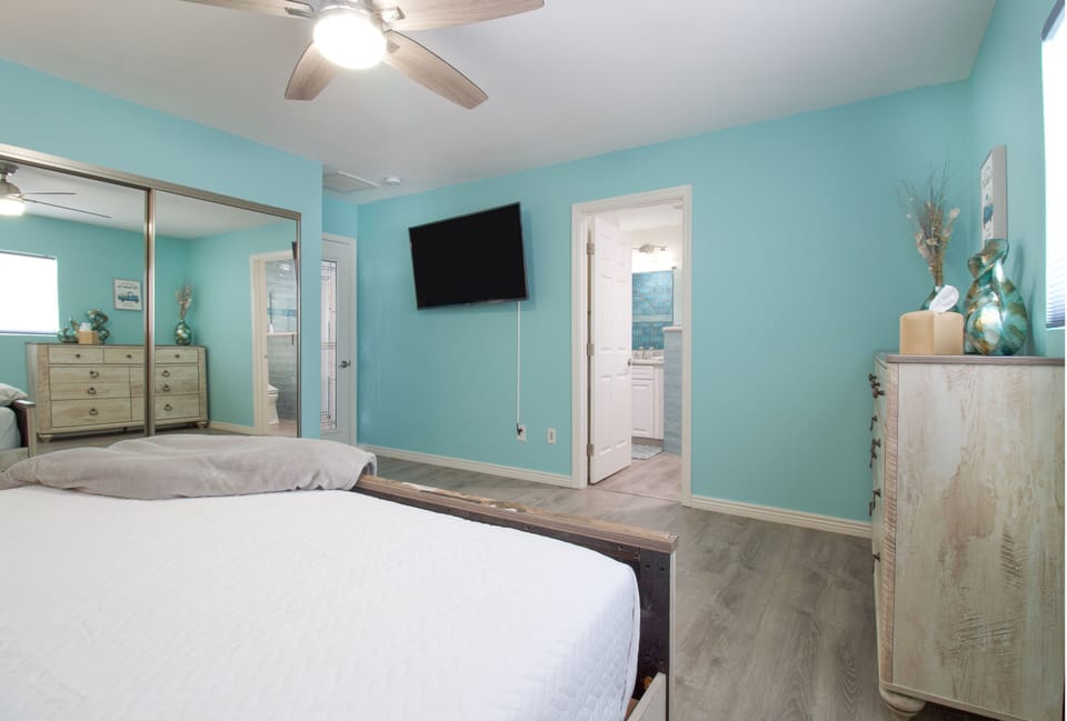Main Floor - Guest bedroom 3 w/ smart TV & access to shared full bathroom.