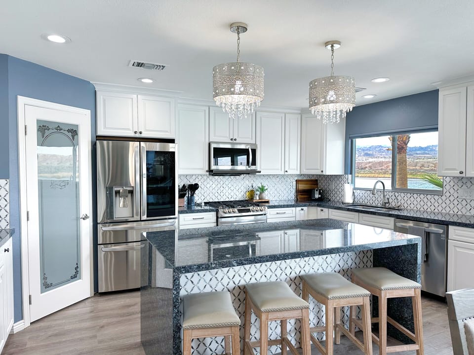 Chef's kitchen with eat-in island - perfect for entertaining!