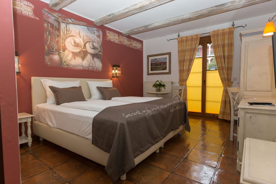 Hypo-allergenic bedding, in-room safe, desk, free WiFi
