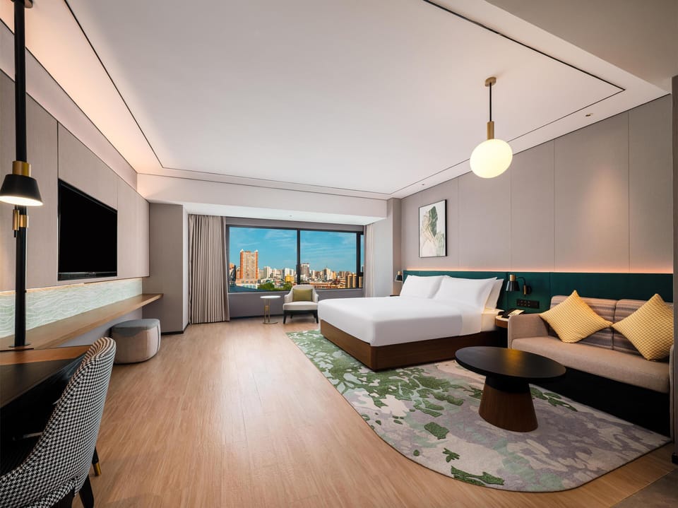 Deluxe Room, 1 King Bed | Living area