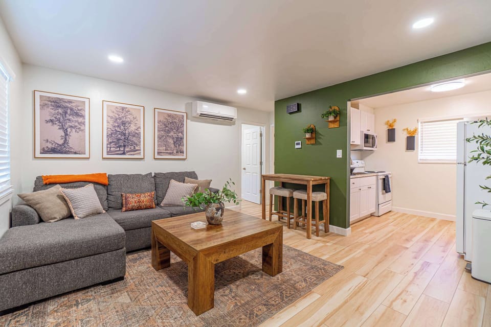 House, 1 Queen Bed with Sofa bed, Kitchen, City View (Vine) | Living area | 40-inch TV with digital channels